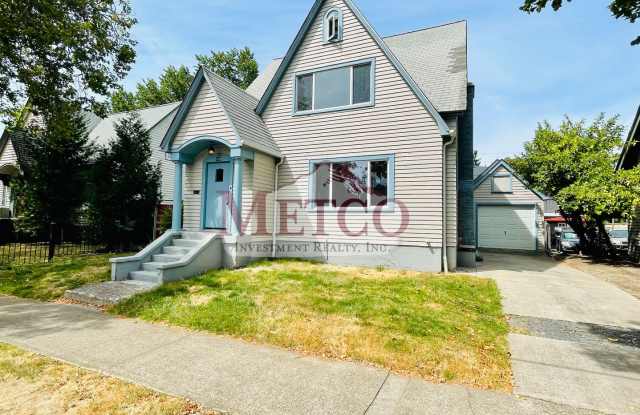 4 bedroom 1 1/2 bath home close to U of O photos photos