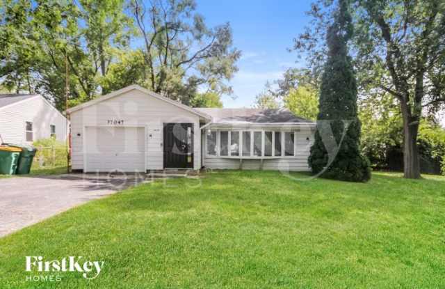 37047 North Bernice Drive - 37047 North Bernice Drive, Venetian Village, IL 60046