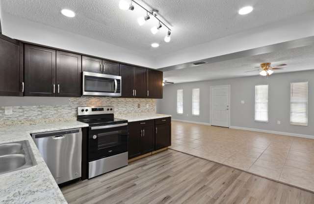 Central 3/2 with Recent Upgrades and Enclosed Back Patio! - 402 Century Avenue, Fruitland Park, FL 34731