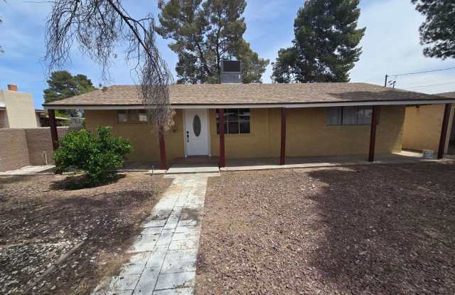 Spacious 3bd/1ba in a HUGE GATED Property! photos photos
