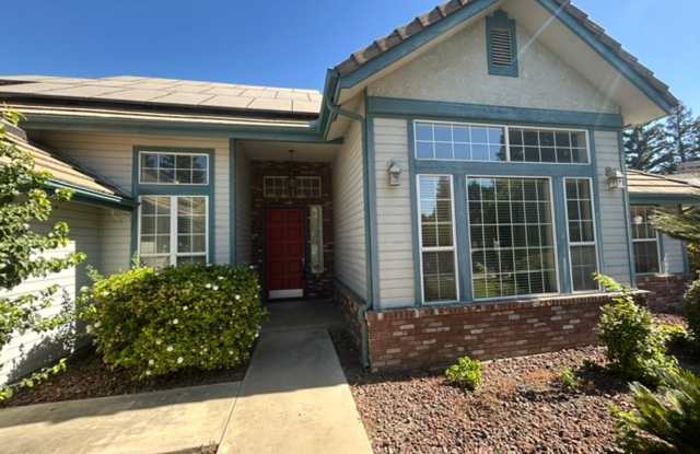 3 Bedroom 2 Bathroom with a Bonus Room and Pool in the El Diamante School District! Gallery 4