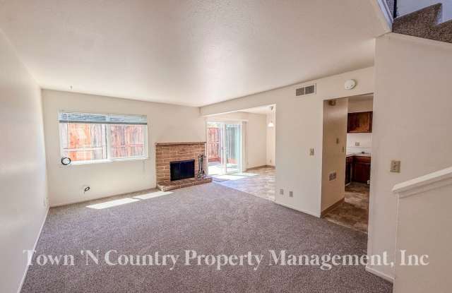 Beautiful 2-Bedroom Townhome with Garage, Patio & Community Pool! Gallery 3