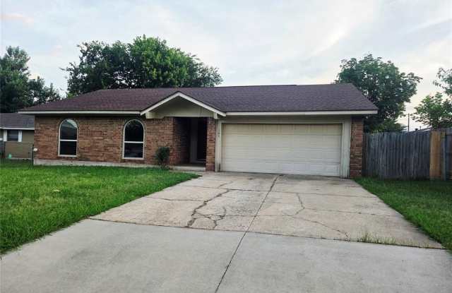 105 SW 16th Street - 105 Southwest 16th Street, Moore, OK 73160