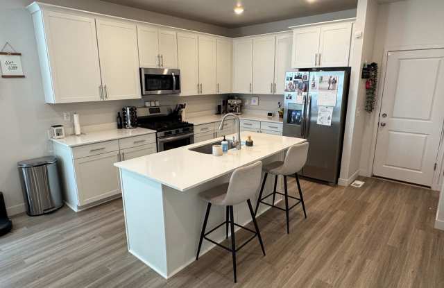 Beautiful NEW build, 4 bedroom 2 bathroom photos photos