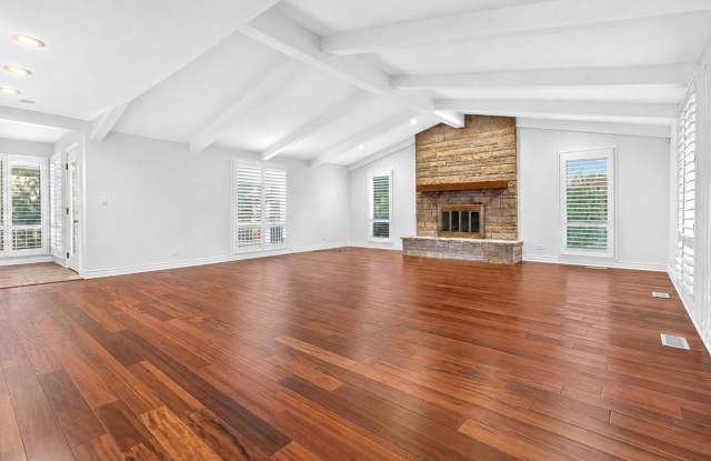 800 RIDGEMOOR Drive W Gallery 3
