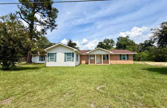 4 Bed 2 Bath House Newly Renovated Gallery 1