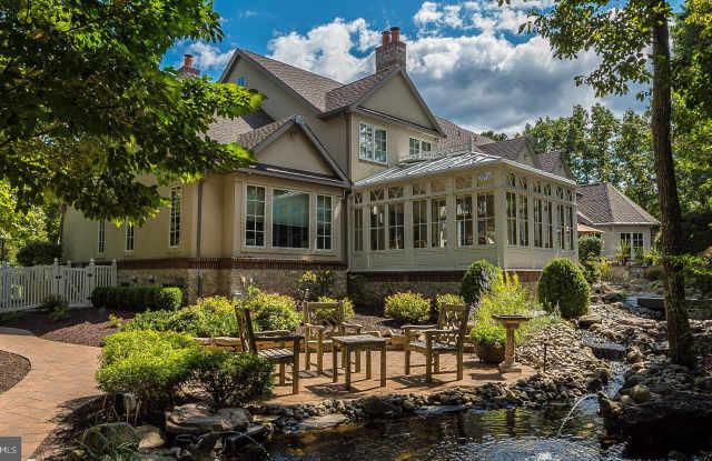 5 BLUFF VIEW Gallery 3