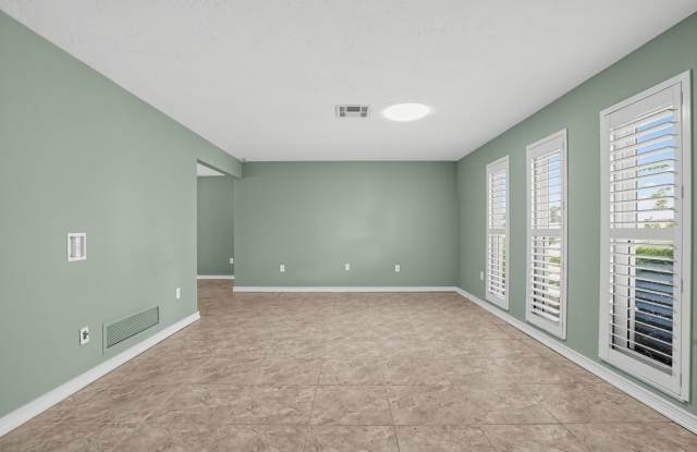 Charming 3BR/2BA House with Pool in Sarasota Gallery 4
