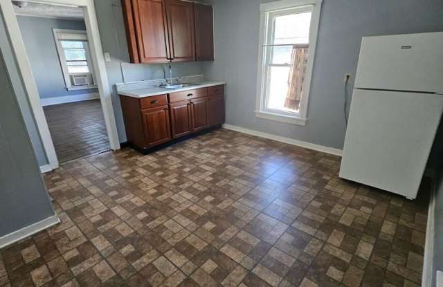 Upper 2 bedroom unit west side - 209 Poplar Street, Erie, PA 16507