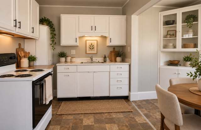For Rent: 2401 S Mulberry St. Cozy 2 Bedroom 1 Bath, New Flooring! Bonus Room! Gallery 3