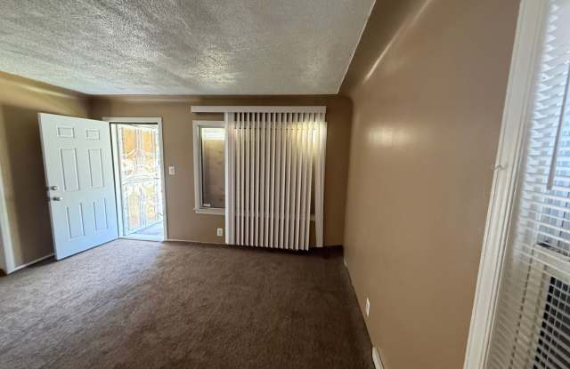 3 Bedroom Bungalow, Corner House, New Carpet Fenced in Backyard Gallery 3