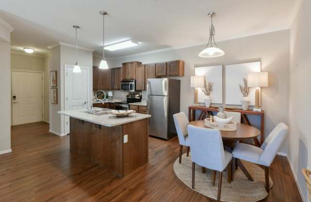 Hall Creek at Arlington Apartment Gallery 2