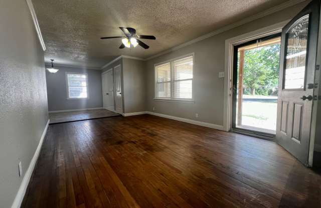 Great Three Bedroom with 2 Living Areas Gallery 4