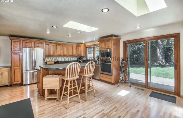 Great Lake Grove Bungalow Walking Distance to Everything - 4235 Douglas Way, Lake Oswego, OR 97035