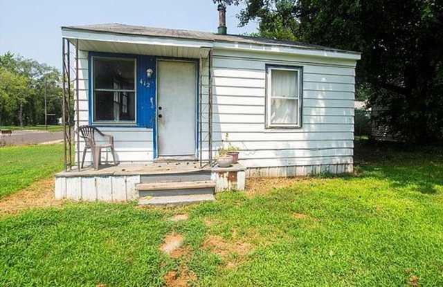 Cute 1 bed/ 1 bath home - 412 Wood River Avenue, East Alton, IL 62024