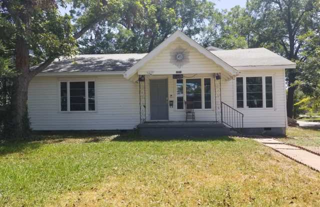 Old World Charm in a Wonderful Location - 1515 Karen Avenue, Austin, TX 78757