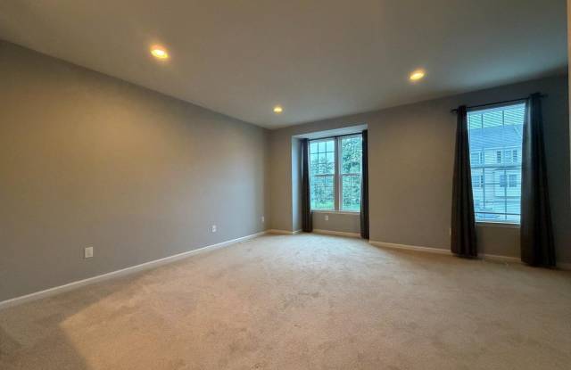 2102 E OAK Road Gallery 3