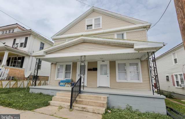 804 JOHN STREET W photos photos