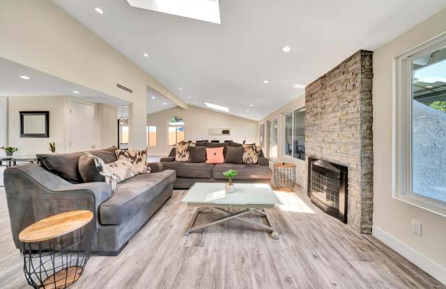 5852 Mcdonie Ave Gallery 2