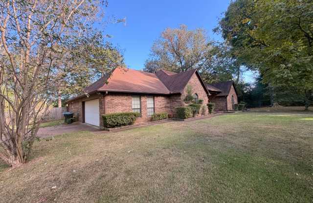 Spacious 4-Bedroom Home with Sunroom and Huge Fenced Backyard in Bartlett! Gallery 3