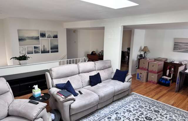 Spacious 6BR/4BA Home Near Totem Lake Gallery 4