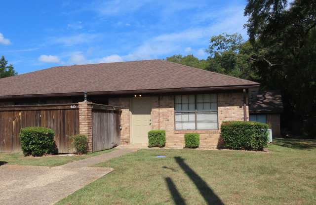 2 Bedroom 2 Bathroom Duplex in Whitehouse - 615 East Main Street, Whitehouse, TX 75791 2 Bedroom 2 Bathroom Duplex in Whitehouse - 615 East Main Street, Whitehouse, TX 75791