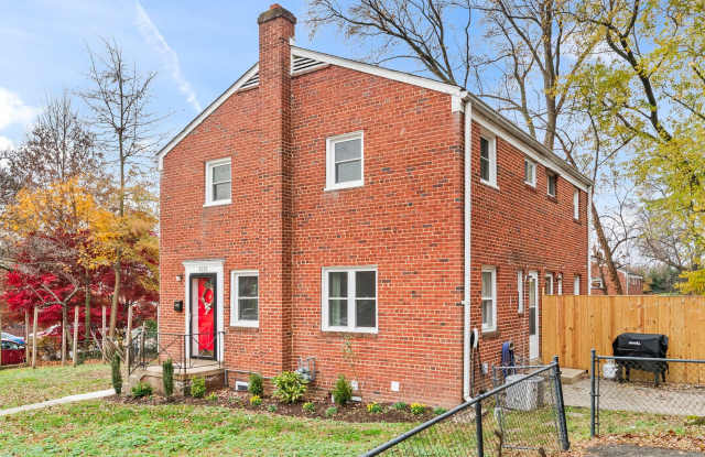 Bright 2BR/2BA Home with Private Backyard in Alexandria Gallery 3