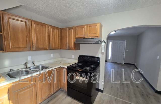 1123 North Barclay Street - 1123 North Barclay Street, Waterloo, IA 50703