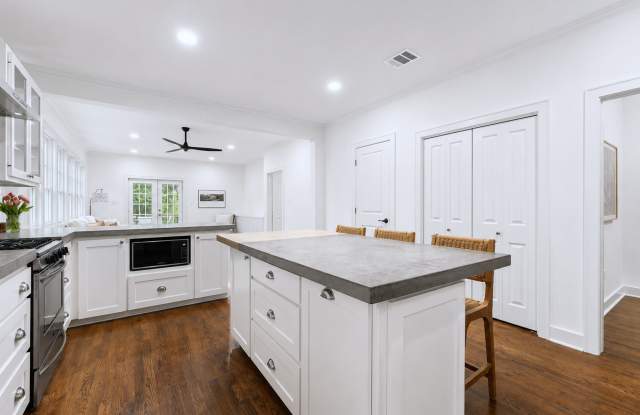 1204 W 22 1/2 St - Fully remodeled 1 story West Campus house with large yard Gallery 4