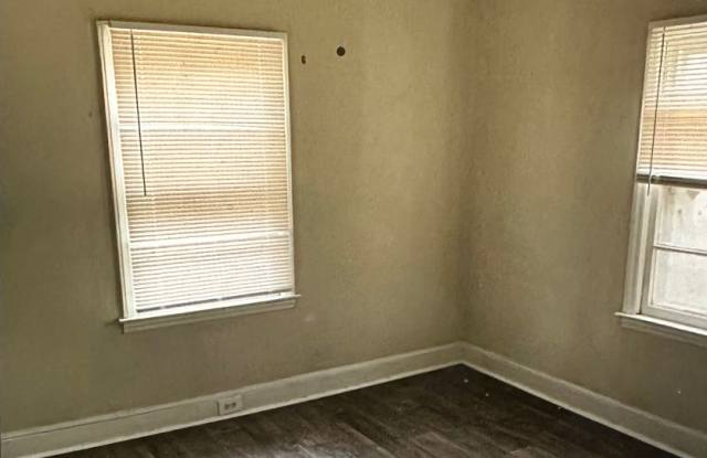 Spacious 2 Bed House - Waiting for you to Call HOME! DEPOSIT-FREE Renting option thru OBLIGO! Deposit Alternative available. - 918 Cleveland Avenue, Gastonia, NC 28052