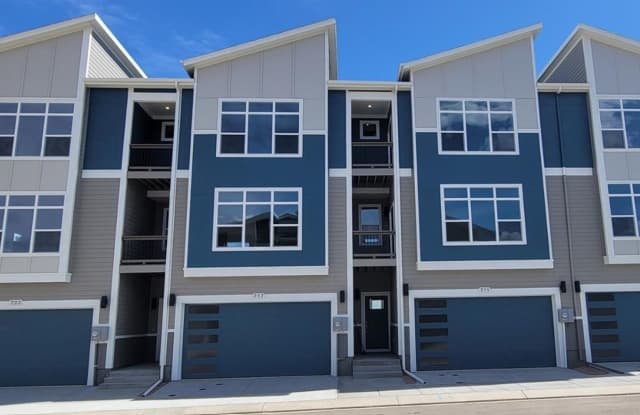 Luxury 4 Bed Townhome for Rent | Mountain Views, Central Location & Modern Design photos photos