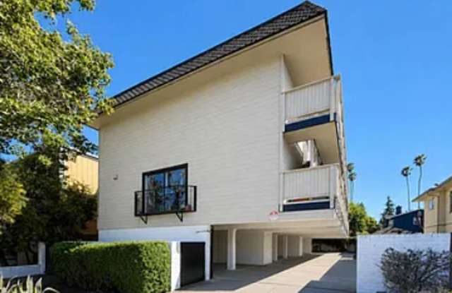Spacious 2BR Condo with Central A/C, Bonus Room & Huge Storage – Walk to Burlingame Avenue photos photos