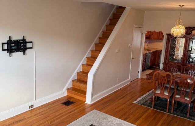 Move-In Ready 3Bedroom 2Bathroom Home in Port Richmond! Gallery 3