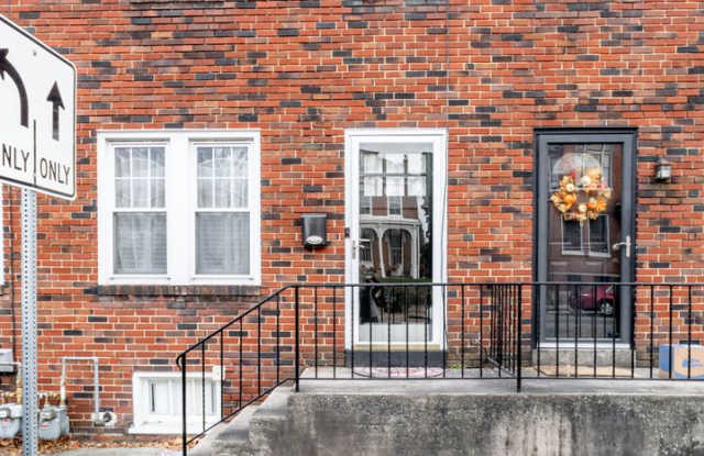 Fully Furnished Downtown Carlisle Townhouse with Fenced Yard and Off Street Parking photos photos