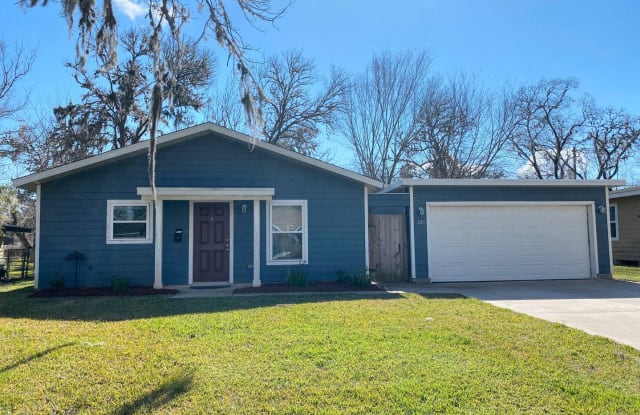 420 Winding Way - 420 Winding Way Street, Lake Jackson, TX 77566