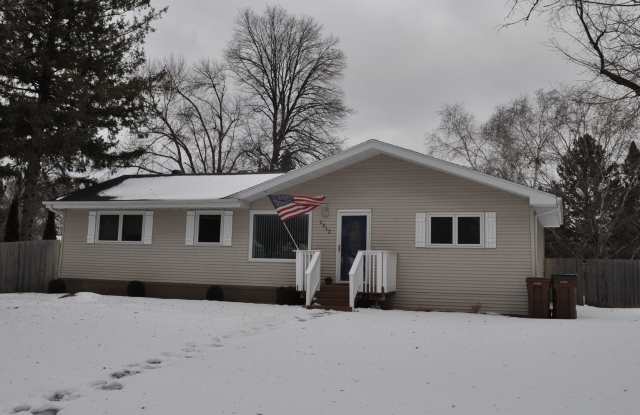 Goregeous 4 Bed 2.5 Bath Home in East Grand Forks! Move in Ready! photos photos