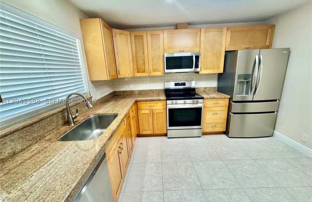1940 NE 34th Ct Gallery 2