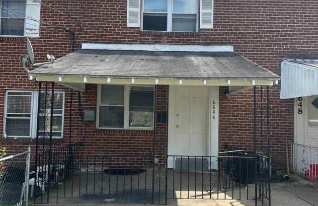 2 Bed/ 1 Bath Row Home with additional room! Gallery 3