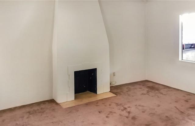 521 W Commonwealth Avenue Gallery 4
