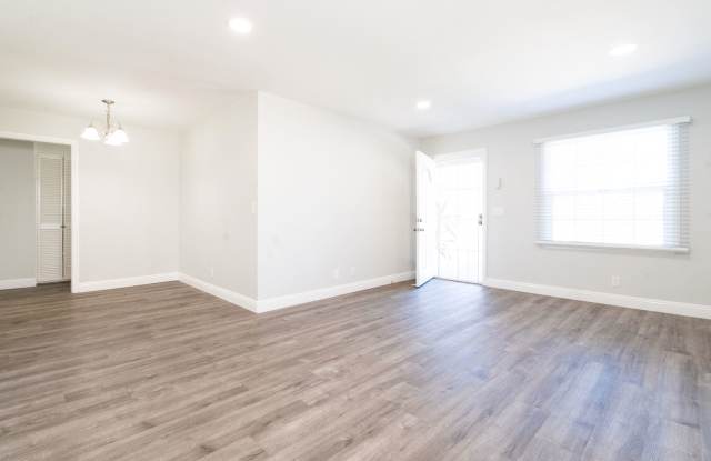 House - 3 Bedrooms / 2 Baths - Norwalk Gallery 2