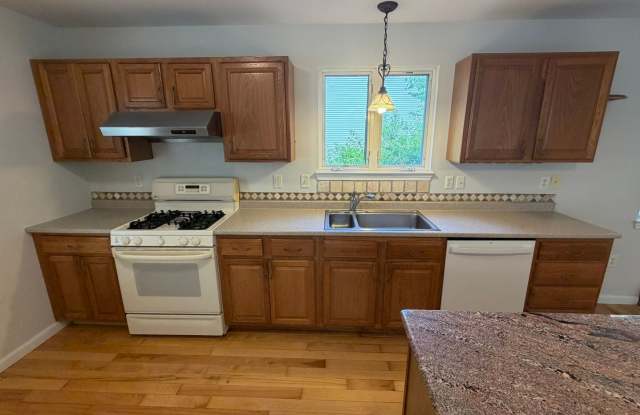 Pristine 3 BR, Single Family Home in Belchertown's Most Coveted Neighborhood! Gallery 4