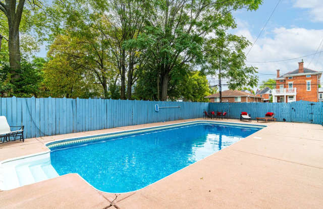 Huge Brick House in Victorian Village/Short North, Beautiful Woodwork 3 Car Garage and Swimming pool Gallery 3