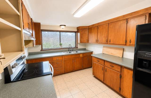 Single-Family Home with 2-Car Garage & Spacious Layout Available Gallery 4