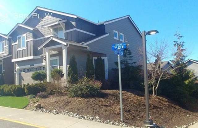 Luxurious Home in Lynnwood with 4 bed and 2.5 Bath photos photos