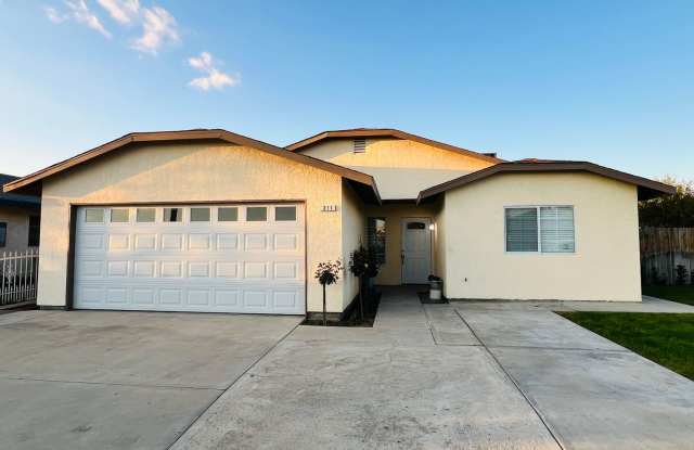 Large 4bd /2.75 Ba with a fenced front yard photos photos