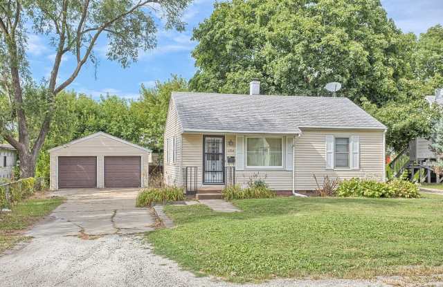 2 Bed Bungalow in Champaign- Available August 2026 photos photos