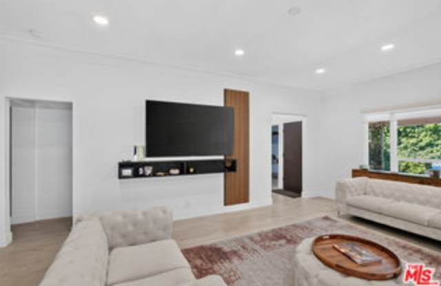 8810 Cadillac Avenue Gallery 2