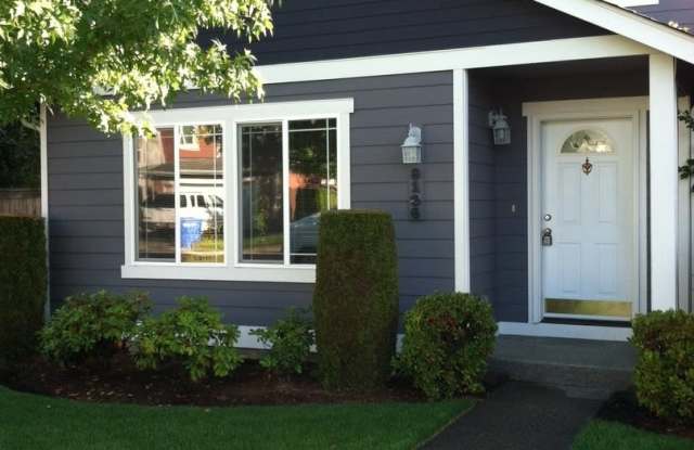 Spacious house in a nice, quiet neighborhood with fenced backyard and garage photos photos