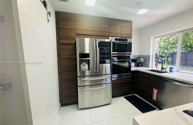 851 NE 205th St # 851, Miami, FL 33179 Gallery 1