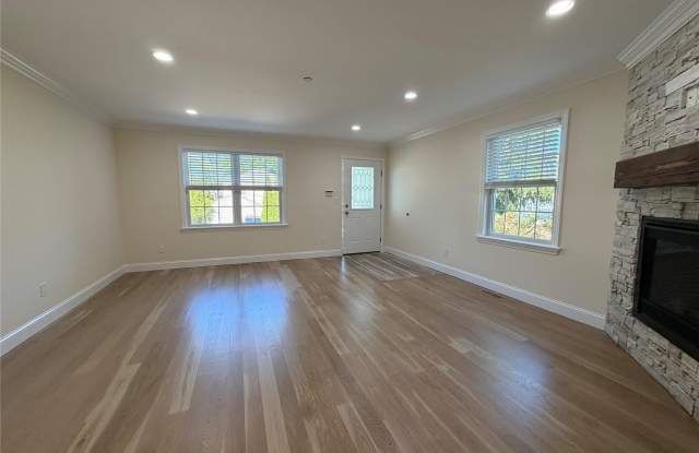 94 Thatcher Avenue Gallery 3